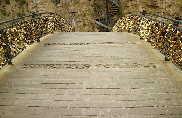 Ponte dos Amantes cheia de cadeados nas grades, cidade velha de Tbilisi, Geórgia