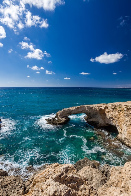 Ponte dos amantes ou monge selo arco, penhascos de pedra no mar mediterrâneo em ayia napa, chipre. quadro vertical.