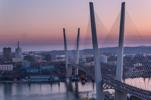 Ponte dourada e Baía de chifre dourado ao pôr do sol, Vladivostok, Rússia