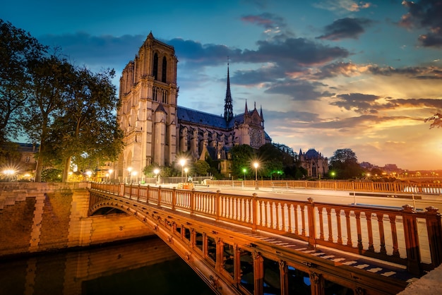 Ponte dupla em paris