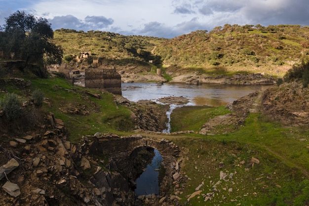 Ponte e outras ruínas antigas na margem do rio alagon. casillas de coria. espanha.