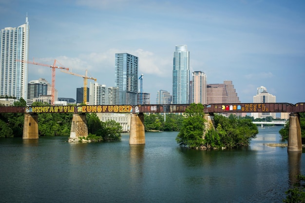 Ponte e paisagem urbana contra o céu