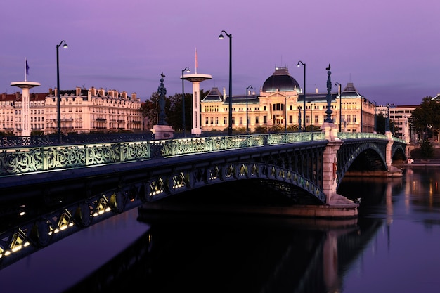 Ponte e universidade em lyon à noite no outono