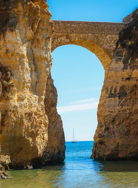 Ponte em arco com veleiro em portugal.