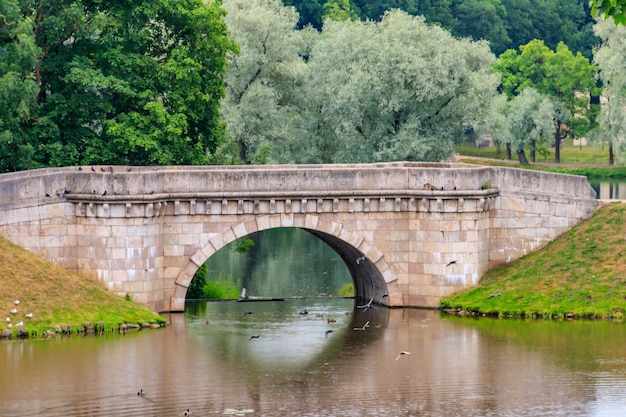 Ponte em arco de pedra sobre um lago em Gatchina Rússia