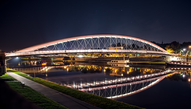Ponte, em, krakow, iluminado, à noite