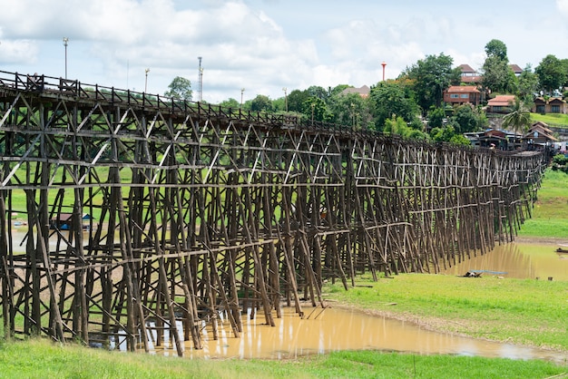 Foto ponte em lindo dia em kanchanaburi, tailândia