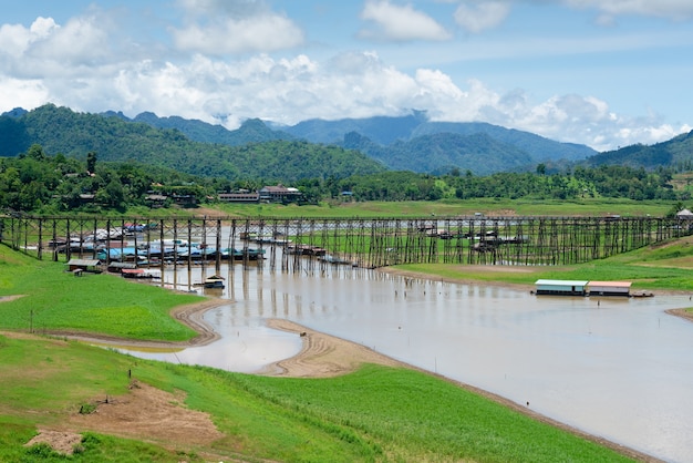 Ponte em lindo dia em Kanchanaburi, Tailândia