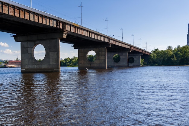 Ponte em um rio contra um céu azul e nuvens