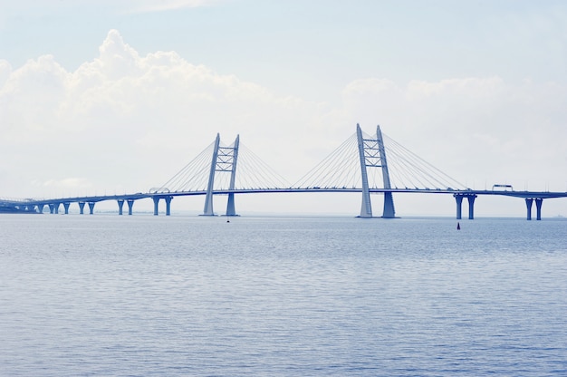 Ponte estaiada em São Petersburgo