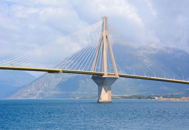 Ponte estaiada Rio Antirio sobre o Golfo de Corinto na Grécia