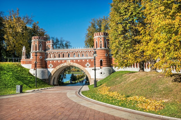 Ponte estampada no parque Tsaritsyno em Moscou, manhã ensolarada