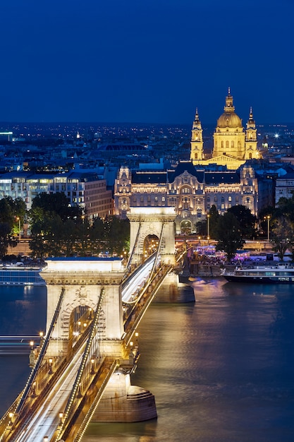 Ponte famosa cadeia à noite em Budapeste