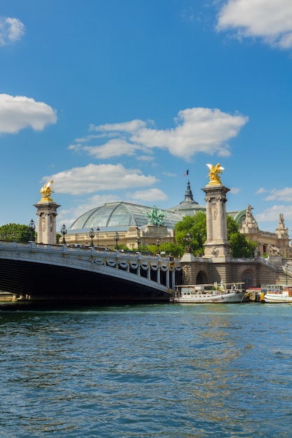 Ponte famosa de Alexandre III e Grand Palais sobre o rio Sena em um dia de verão, França