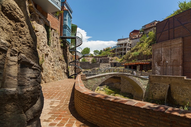 Ponte famosa perto de banhos públicos e da Mesquita Jummah, no centro da capital georgiana F