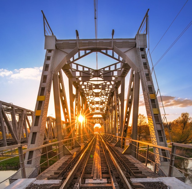 Ponte ferroviária ao amanhecer. paisagem de verão industrial.