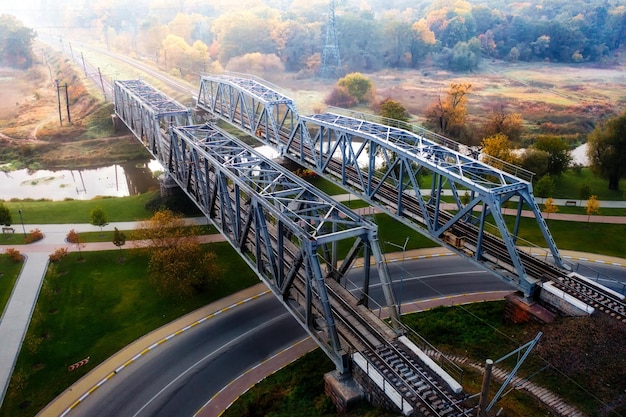 Ponte ferroviária ao amanhecer Uma maravilhosa paisagem de outono