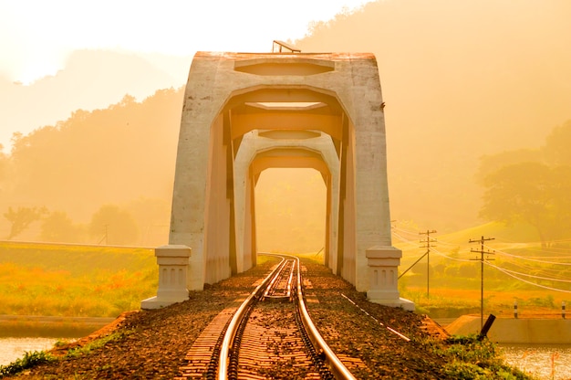 Ponte ferroviária branca atração turística do norte da Tailândia