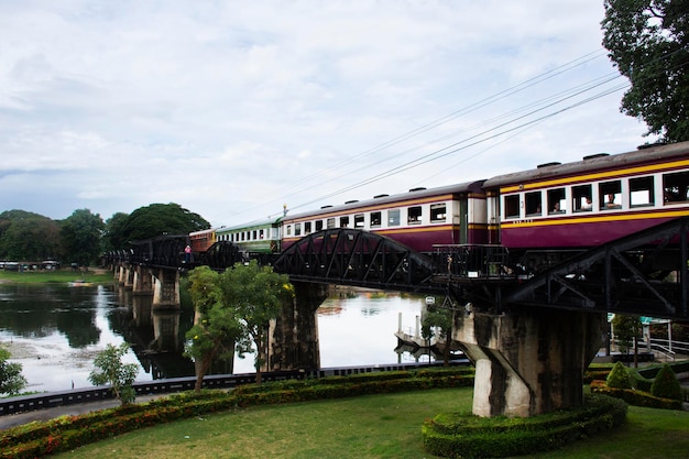 Ponte ferroviária de aço sobre o rio kwai de marcos memoriais locais históricos e monumentos Locais da Segunda Guerra Mundial para tailandeses viajantes estrangeiros visitam em 30 de agosto de 2023 em Kanchanaburi Tailândia