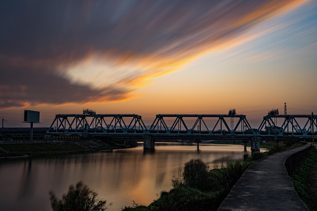 Ponte ferroviária de alta velocidade ao entardecer