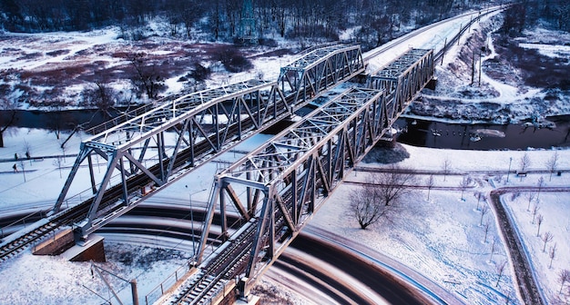 Ponte ferroviária inverno Paisagem industrial de inverno Vista de cima