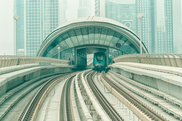 Ponte ferroviária moderna na cidade