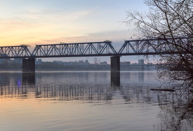 Ponte ferroviária sobre o Ob ao amanhecer