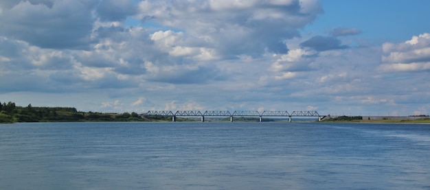 Ponte ferroviária sobre o rio