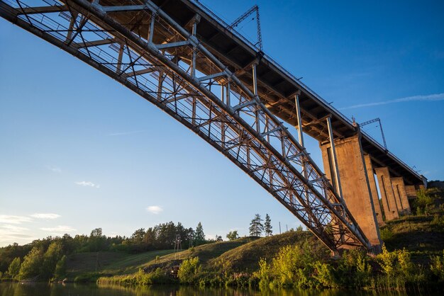 ponte ferroviária sobre o rio