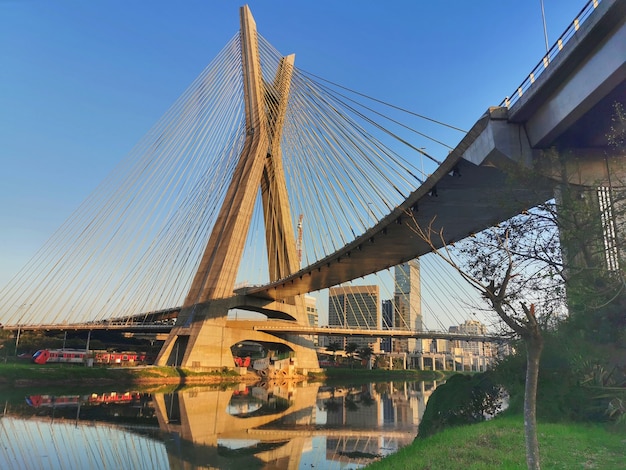 Foto ponte fica em são paulo do outro lado da pinheiros.