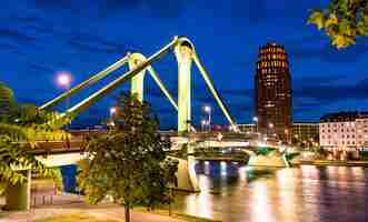 Foto ponte flosserbrucke sobre o rio meno em frankfurt - hesse, alemanha