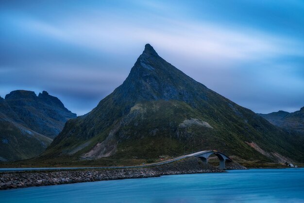 Ponte Fredvang nas ilhas Lofoten na Noruega