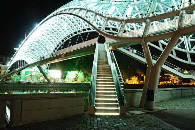 Ponte futurista moderna iluminada da paz em Tbilisi Geórgia