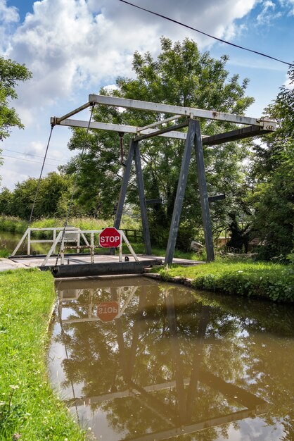 Ponte giratória no Canal Shropshire Union em Shropshire