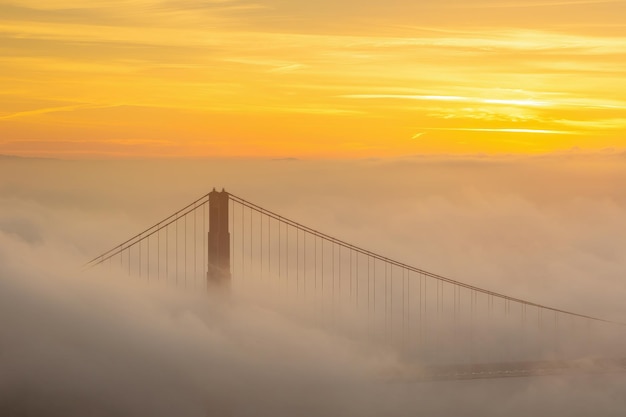 Ponte Golden Gate com baixo nevoeiro nos EUA