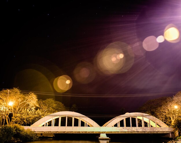 Foto ponte haleiwa contra o céu ao anoitecer