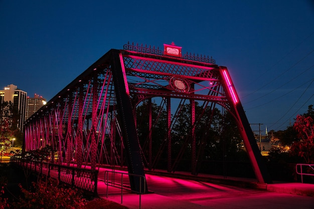 Ponte histórica de aço iluminada em rosa em Fort Wayne Urban Twilight