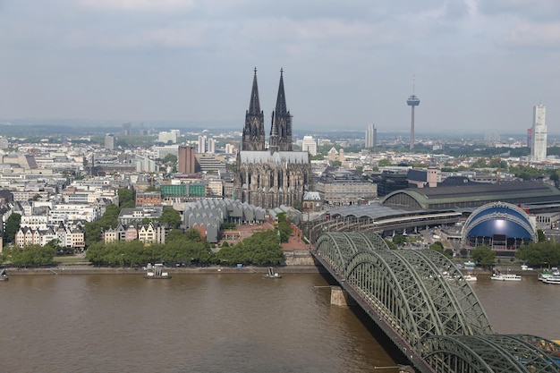 Ponte hohenzollern e catedral de colônia em colônia alemanha