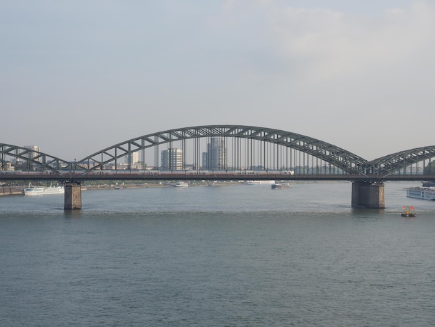 Ponte hohenzollernbruecke hohenzollern sobre o rio reno em ko