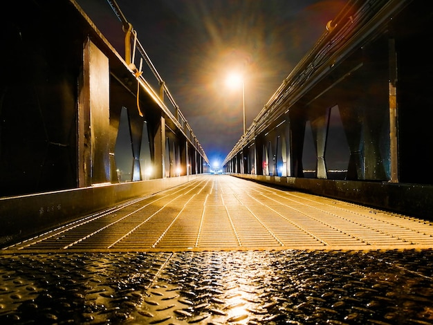 Foto ponte iluminada à noite