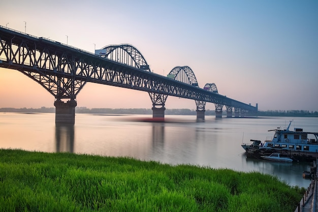 Ponte Jiujiang ao entardecer os barcos fluviais navegando motion blurxA