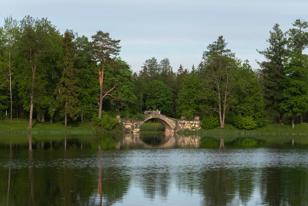 Ponte Jubarte sobre o Lago Branco em Gatchina Park Gatchina Leningrad Region Rússia