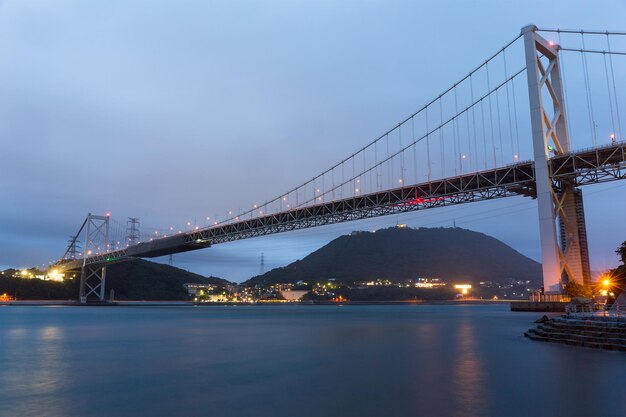 Ponte Kanmon à noite