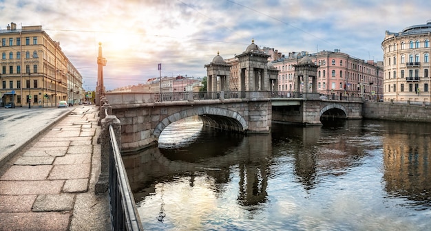 Ponte lomonosov sobre o rio fontanka em são petersburgo em uma manhã ensolarada de verão
