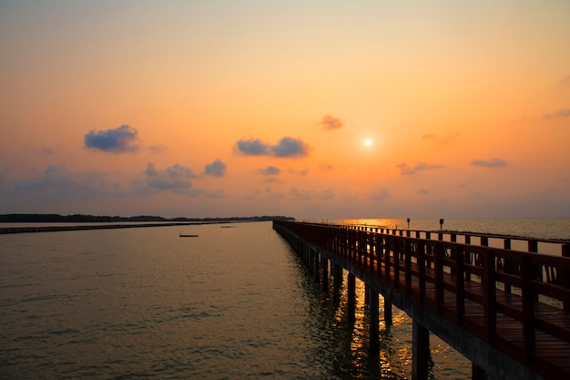 Ponte longa na vista para o mar na manhã seascape fundo do nascer do sol