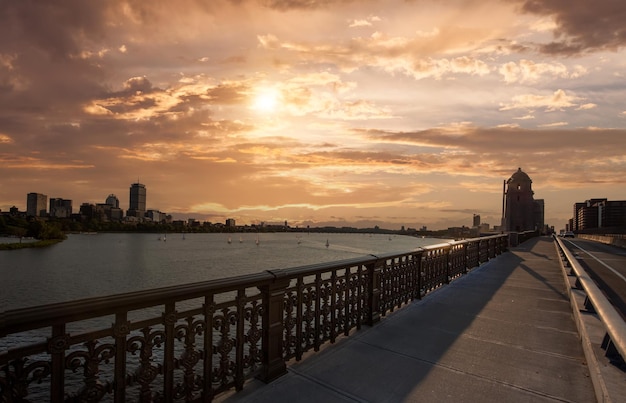 Foto ponte longfellow do marco dos eua boston sobre charles river ao pôr do sol