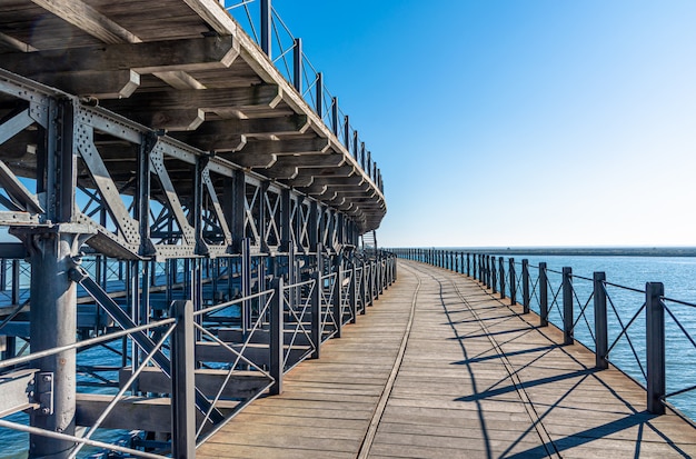 Ponte marítima de madeira e ferro