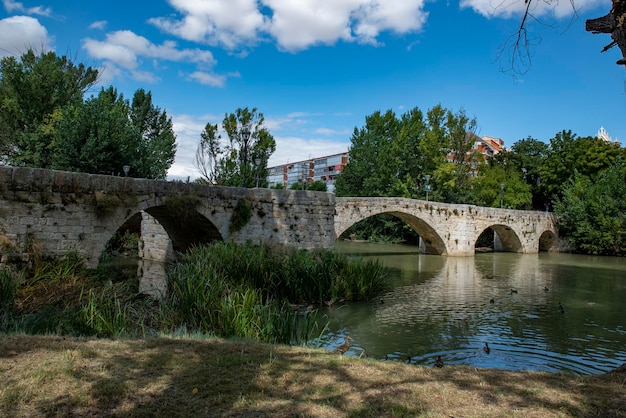 Ponte medieval de pedra Ashlar em Palencia Espanha