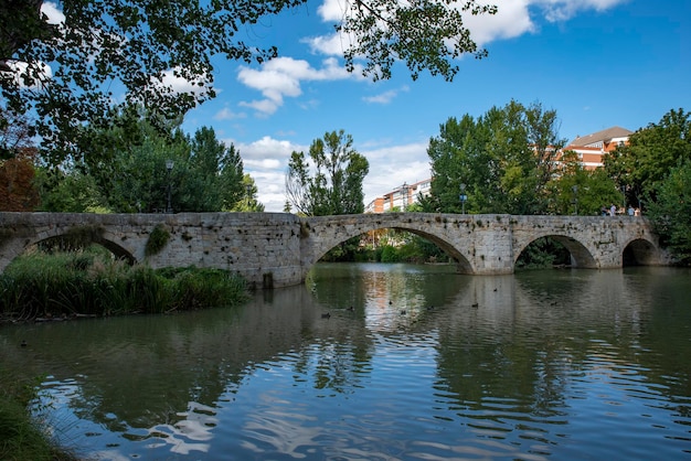 Ponte medieval de pedra ashlar em palencia espanha