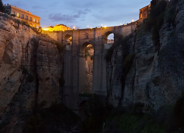 Ponte medieval no início da manhã em Ronda